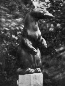Die Otterskulptur von August Gaul, um 1920